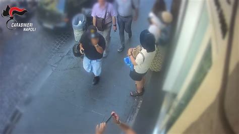 Turisti cinesi scippati del rolex: la rapina ripresa dai video